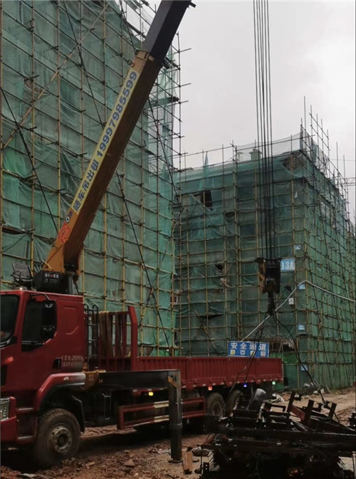 双清区“慢工细活”—— 吊车的 “微动控制” 技术