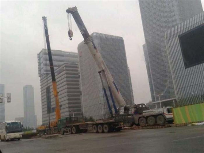 双清区“自动找平”—— 吊车的 “平地神器” 技术